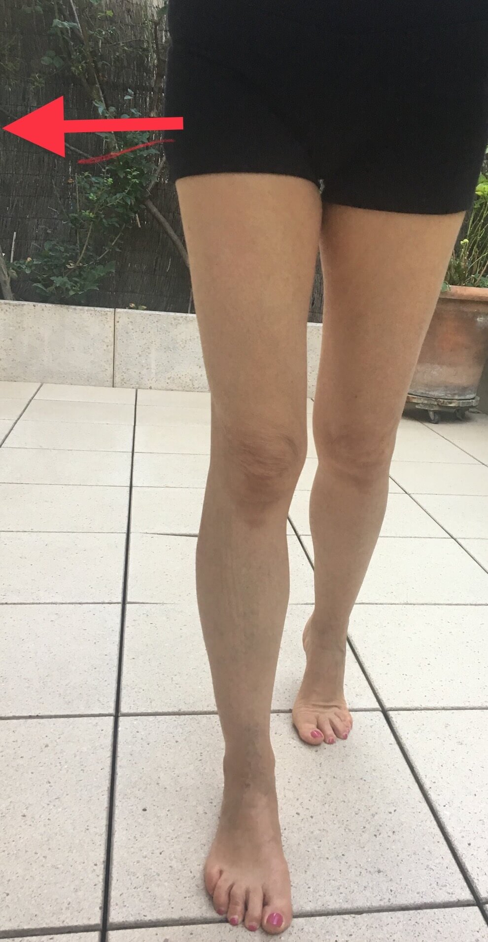 Prendre appui avec le genou verrouillé : bassin centré au-dessus du pied.