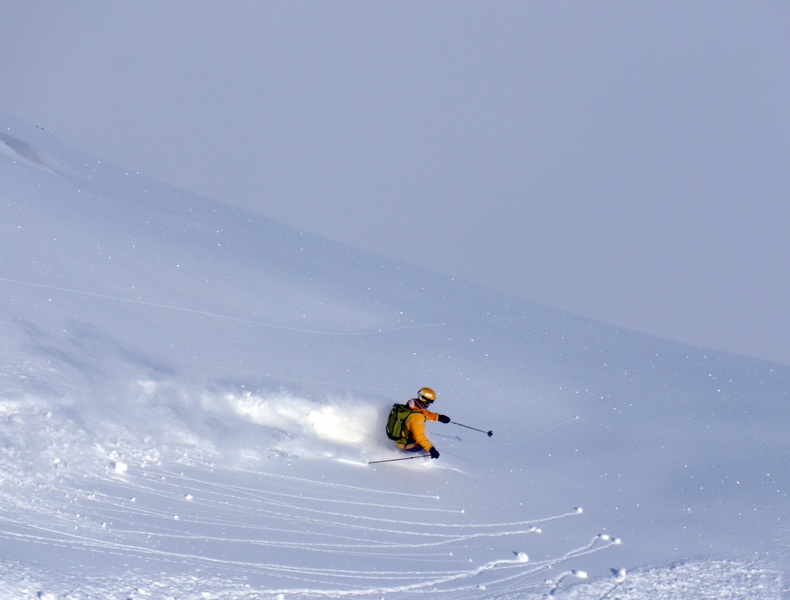 belle photo d'un skieur en poudreuse